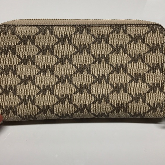 *SOLD* Michael Kors wristlet - Picture 4 of 7